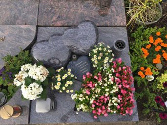 Gestalten Sie einen individuellen Grabstein für die Urnenanlagen.
