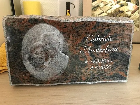 Lange Grabmale stellt für Sie personalisierte Grabsteine für Ganderkesee und Umgebung her.